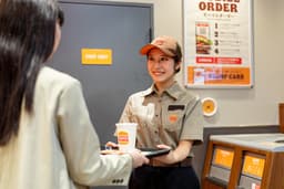 『バーガーキング』京都競馬場店または枚方モール店。多くのお客様で賑わう活気ある店舗です。