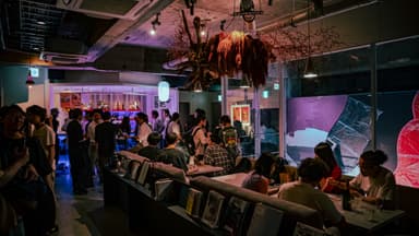 ロビーではイベントもしばしば。ドリンクや食事の提供をすることもあり、あなたの新しいアイデアは大歓迎！
