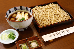 北海道の契約農家から仕入れる無農薬蕎麦を使用。素材の風味を活かす「生粉打ち」の蕎麦が人気です