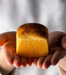 東京駅構内の立地で、こだわりの『たまごパン』をはじめとするお菓子の製造や丁寧な接客に携われます。