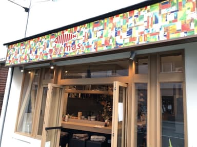 オープンキッチンでカウンター越しにお客様との会話を楽しみながらお店の顔として活躍できます。