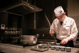 お客様との温かな交流が魅力!進化を恐れず成長してきた老舗日本料理店で、あなたも一緒に成長しませんか?