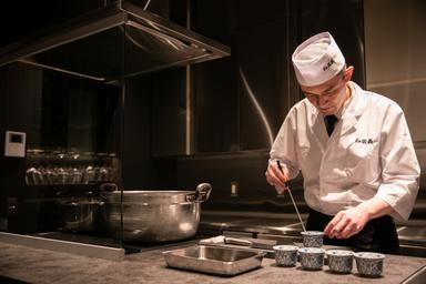 お客様との温かな交流が魅力!進化を恐れず成長してきた老舗日本料理店で、あなたも一緒に成長しませんか?