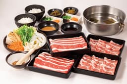東証スタンダード上場グループの安定した経営基盤のもと、腰を据えて長く働ける環境が整っています。