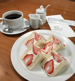 行列が絶えない人気ベーカリー併設のカフェで、スーシェフをめざしていただける方を募ります。