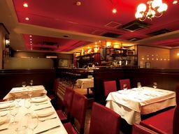 「ここはパリ?」と思わせるおしゃれな雰囲気。販売、ホール業務はきっちり分業され働きやすい環境です。