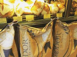 看板商品はフランス産の小麦粉「レトロドール」を使ったバゲット!素材にもとことんこだわっています