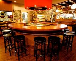 お客様の目の前にある炭火チャコールで焼き上げるラムチョップが人気!