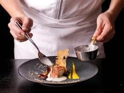 ミシュラン2つ星の技を継承。旬の食材を活かす創作フレンチを学ぶ