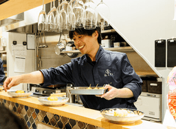 「人を大切にする企業」として表彰!経験・スキルを発揮し、店長、さらにその先をめざせます。