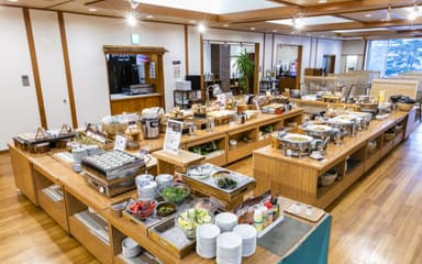 創業100年の歴史を持つ安定した経営基盤。リゾートホテルや飲食店を多角展開する老舗企業で働けます。