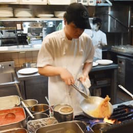 残業は1日1時間程度で、遅番でも21時退勤します。無理なくON/OFFメリハリつけて働けます。