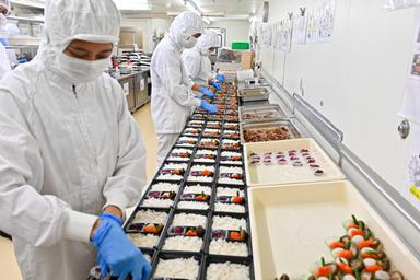 調理経験を活かし生産管理や人材育成など、管理職への道が開けます。