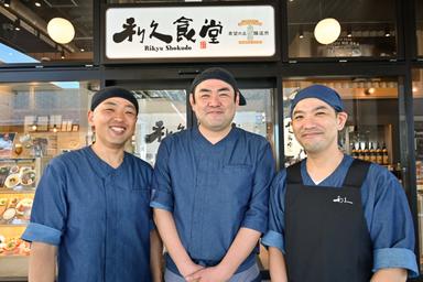 【接客×焼きの二刀流スキル】 ホール業務に加え、1〜3ヶ月で「牛たん焼き」のプロの技を習得可能。