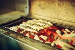 1000度の炭火で焼き上げる、外はぱりぱり、中はふわふわの絶品うなぎ。この技術をスピーディに学べます