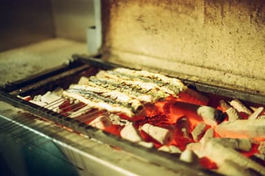 1000度の炭火で焼き上げる、外はぱりぱり、中はふわふわの絶品うなぎ。この技術をスピーディに学べます