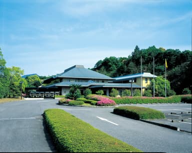 自然豊かな和歌山・日高川町の『レオグラードゴルフクラブ』。宿泊施設やレストランを備えています。。