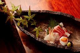 旬の食材と向き合い、一皿に意味を持たせる仕事。技術だけでなく、感性まで磨ける日本料理の現場です。