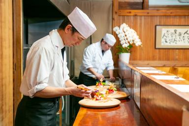 経験やジャンルは問いません。仕込みや調理補助など、できるところから少しずつ仕事を覚えていけます。