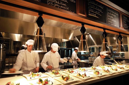 キッチン職≪年間休日110日/年4回賞与有≫メニュー開発・食材の目利き・現場統率スキルが身に付く/月30万~