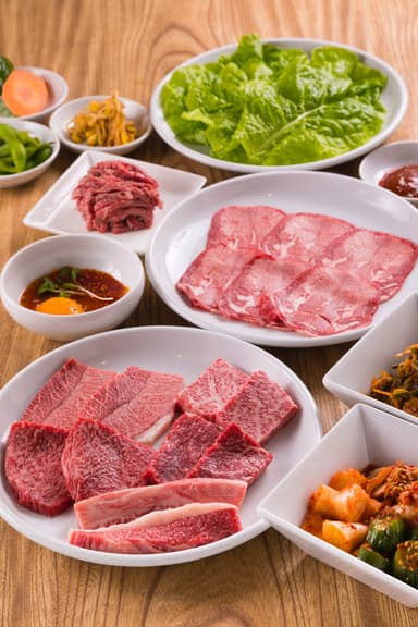 目利きが選んだ本物の近江牛。あなたの技術で最高の逸品に仕上げてください。