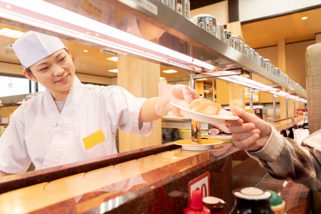《月9~10日休み/賞与年2回/年間休日110日》店舗拡大中の成長企業で、一流の寿司職人、そして管理職へ。安定企業の本格寿司店で寿司職人募集!◆更に出店拡大中◆