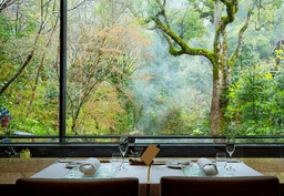 伊豆のオーベルジュでフロント・レストラン・予約を担うサービススタッフ(バトラー)へ