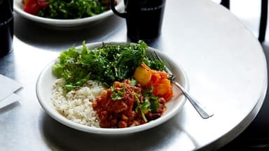 食のセレクトショップとして支持されるブランドの調理技術を学び、細部まで妥協しない感性を磨いていける。