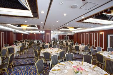 大阪・十三のシティホテルで、レストランや宴会でのサービスをお願いいたします。未経験の方も歓迎です!