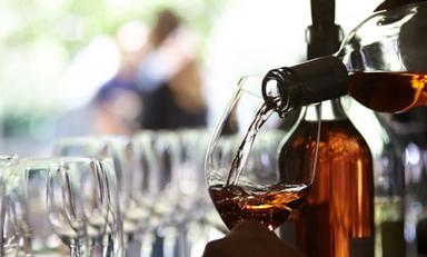 歴史と想いが詰まった自社ワインの魅力をお客さまへダイレクトにお伝えできるお店です。