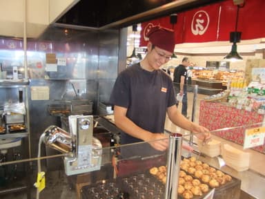 焼きたてのたこ焼をお客様へ。笑顔で接客できる、明るく親しみやすい職場です!