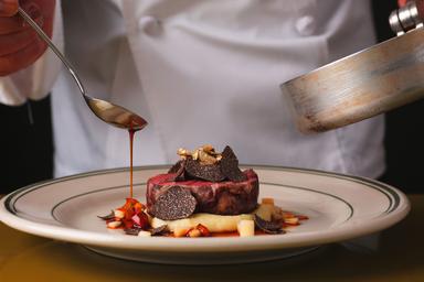 個性と魅力いっぱいの繁盛店を多数手がける企業!オープニング含む店舗で料理長候補を募集します◎