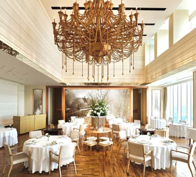 ミシュラン星付き店舗を運営する上場企業。世界に通じる一流のサービス技術を日々の業務で習得できます。