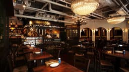 霞ヶ関駅直結のオフィスビル内という好立地で、活気あるバル特有のスピード感と活気を肌で感じられます。