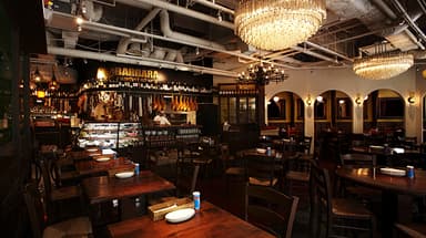 霞ヶ関駅直結のオフィスビル内という好立地で、活気あるバル特有のスピード感と活気を肌で感じられます。