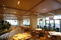 多業態を運営する企業のため、カフェからレストランまで希望や適性に合わせた幅広い調理経験を積めます。