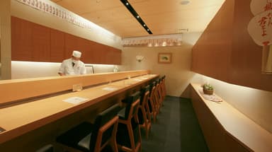 百貨店や空港へ着実に店舗を拡大している成長企業のため、将来を見据えて腰を据えて働ける環境です。