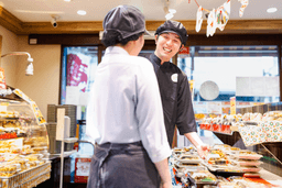 パートやアルバイトの方と協力して、店舗の売り上げをどう上げていくか、あなたの裁量で決まります