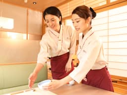 落ち着いた和の空間で、お客様に心地よい時間を届ける仕事です。