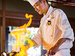 ひらめきと経験を活かした鉄板メニューを提供しています