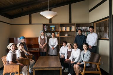 少人数の温かなチームで、お客様に寄り添う宿づくりを行っています。