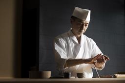 研ぎ澄まされた技が光る職人の所作。緊張感と静寂の瞬間。