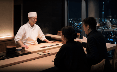 研ぎ澄まされた技が光る職人の所作。緊張感と静寂の瞬間。