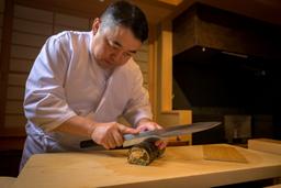 研ぎ澄まされた技が光る職人の所作。緊張感と静寂の瞬間。