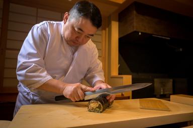 研ぎ澄まされた技が光る職人の所作。緊張感と静寂の瞬間。