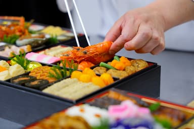 1856年創業の老舗料亭「下鴨茶寮」のブランドを背負い、伝統的な京料理の技術を深く学べる環境です。