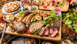 「SMOKE & GRILL Rivage」では、炭火にこだわったお肉料理を提供しています。