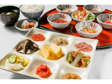 朝食バイキングや夕食の寿司など、小樽ならではの食材をつかった料理が人気です。