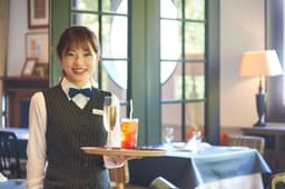 店内では、あたたかみのある「ホスピタリティ」と「コミュニケーション」で、お客様をお出迎え。