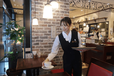 100年以上愛される進々堂ブランド。安定した基盤のもと、店長候補として店舗づくりに携われます。